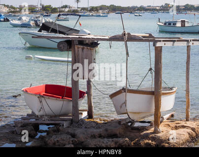 KLEINES BEIBOOT gelagert über dem Boden und unter dem DECKMANTEL Sant Francesc Xavier FORMENTERRA Spanien Stockfoto