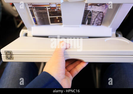 Entsperrt weißen Passagier Flugzeug Tisch Stuhl Stockfoto