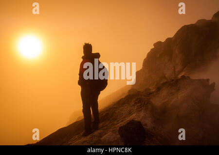 Berg-Wanderer gerade Sonnenaufgang vom Mount Merapi (Gunung Merapi) vulkanische Krater, ein sehr aktiver Vulkan in Indonesien Stockfoto