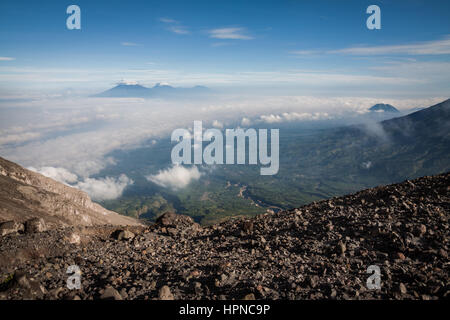 Atemberaubende Vulkanlandschaft betrachtet von Mount Merapi (Gunung Merapi) einen hoch gelegenen Vulkan mit einem Gipfel auf 2.930 m über dem Meeresspiegel. Stockfoto