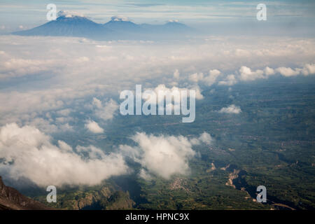 Luftaufnahme der Höhenlage des vulkanischen Terrains in Zentraljava, Indonesien. Wo Vulkane allgemein aus der Erde steigen Stockfoto