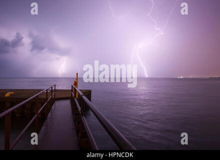 Ein Gewitter mit Blitz über Lake Ontario. Bronte, Oakville, Ontario, Kanada. Stockfoto