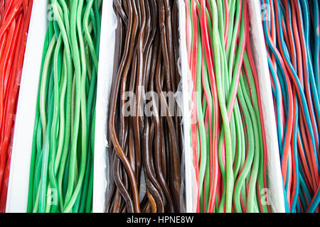 Homemade verdreht bunte verdrehten Lakritz-Bonbons als Hintergrund. Bunte lecker Lakritz-Bonbons für den Verkauf auf Retail-Markt candy shop Stockfoto