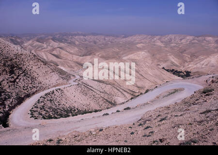 Blick auf leere kurvenreiche Straße führt zum Wadi Qelt auch Wadi Kelt oder Nahal Prat (Hebräisch) ein Tal an der Juda oder Judäische Wüste in der West Bank, mit Ursprung in der Nähe von Jerusalem und endet in der Nähe von Jericho. Israel Stockfoto