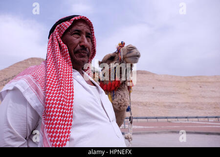 Ein Mann der Jahalin Beduinen Stamm mit seinem Kamel in der Judäischen Wüste Juda oder in der West Bank. Israel Stockfoto