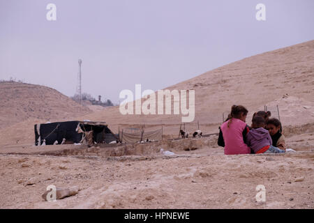 Gruppe von jungen Mädchen der Jahalin Beduinen Stamm Gemeinschaft außerhalb der Familie Zelt in der Judäischen Wüste Juda oder der West Bank Israel sitzen. Stockfoto