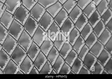 Maschendrahtzaun Mit Eis bedeckt Stockfoto