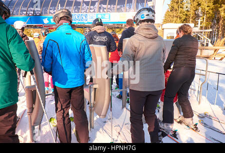 WINTERBERG, Deutschland - 14. Februar 2017: Skifahrer durch die Pass-Leser mit Drehkreuz in Ski-Karussell Winterberg Stockfoto