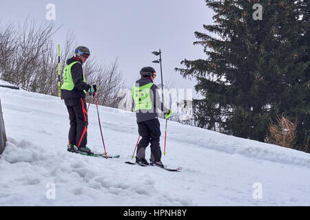 WINTERBERG, Deutschland - 16. Februar 2017: Blinde junge Skirennläufer und seine Helfer auf einer Piste in Ski-Karussell Winterberg Stockfoto