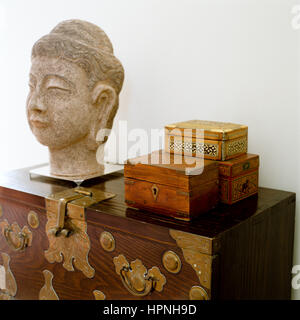 Eine Skulptur von Bhudda auf eine Truhe. Stockfoto