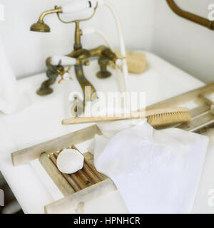 Pflegeprodukte auf eine Zahnstange, Badewanne. Stockfoto