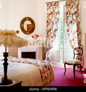 Ein Schlafzimmer mit floralen Mustern. Stockfoto