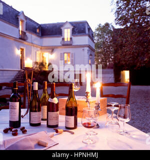 Weinflaschen auf einen Tisch draußen. Stockfoto