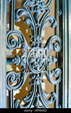 Ein Metallgitter auf ein Fenster. Stockfoto