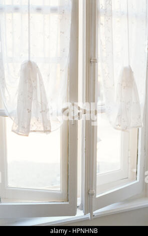 Weiße Gardinen am Fenster. Stockfoto