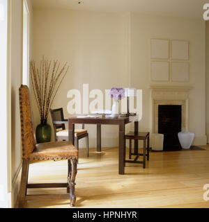 Antiker Stuhl in kargen Interieur Stockfoto