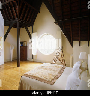 Ein Badezimmer mit einem Spiegel. Stockfoto