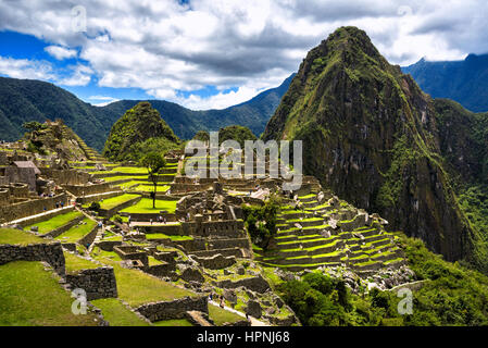 Blick auf die verlorene Inka-Stadt Machu Picchu in der Nähe von Cusco, Peru. Machu Picchu ist eine peruanische historische Heiligtum. Im Vordergrund sind Menschen zu sehen. Stockfoto