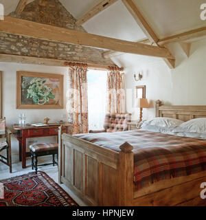 Rustikale Schlafzimmer mit Balkendecke, Holzkiste und Fliesen ... Rustikale Schlafzimmer mit Balkendecke, Holzkiste und Fliesen ...