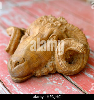 Eine geschnitzte Schaf Kopf. Stockfoto