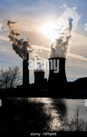 Rauch und gelb Dämpfe Woge Fron Schornstein Kohle betriebene Kraftwerk in West Virginia Stockfoto