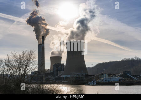 Rauch und gelb Dämpfe Woge Fron Schornstein Kohle betriebene Kraftwerk in West Virginia Stockfoto