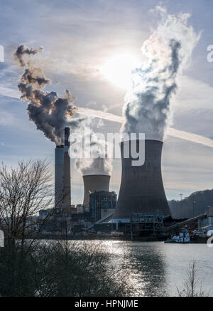 Rauch und gelb Dämpfe Woge Fron Schornstein Kohle betriebene Kraftwerk in West Virginia Stockfoto