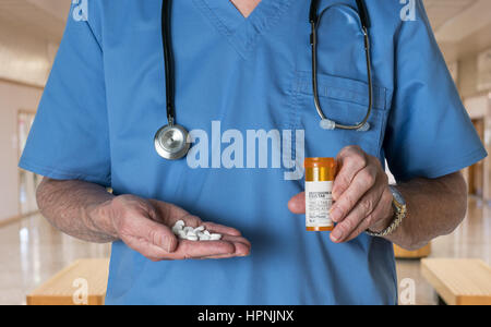 Senior männlichen Arzt mit Stethoskop in medizinischen Peelings und Holding Flasche und Tabletten von Oxycodon-Generikum opioid-Epidemie zu veranschaulichen Stockfoto