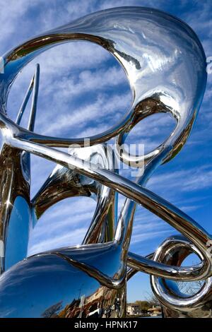 Reflektierende Skulptur im Park. Stockfoto