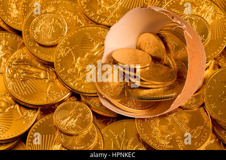 Goldmünzen aus USA Schatzkammer in eine zerbrochene Eierschale als Notgroschen Illustration auf einem goldenen Hintergrund der anderen Münzen Stockfoto