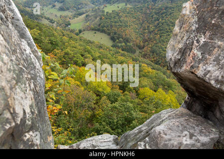 Blick nach unten von dem felsigen Berggipfel des Seneca Rocks in West Virginia Stockfoto