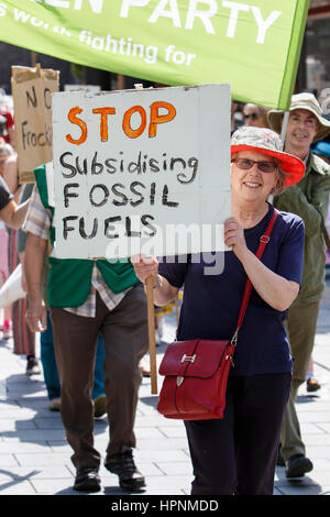 Climate Change Demonstranten tragen Schilder und Plakate sind abgebildet, wie sie einen Protestmarsch von Klima Wandel Demonstration in Bristol, UK teilnehmen Stockfoto