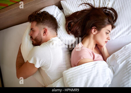 Zu zweit mit Problemen in Beziehung im Bett Stockfoto