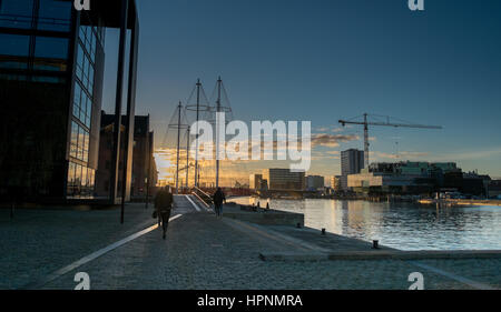 Sonnenuntergang, zu Fuß in Richtung Cirkelbroen Brücke Kopenhagen, Blox Gebäude im Bau im Hintergrund Stockfoto