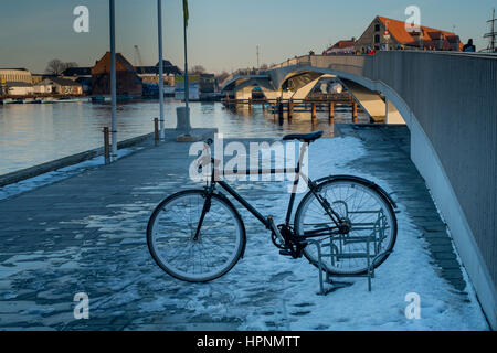 Zyklus von Inderhavnen geparkt Brücke Kopenhagen Stockfoto
