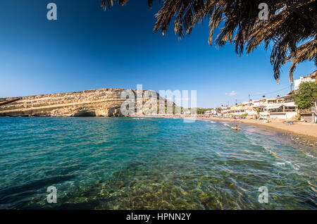 Matala Strand auf Kreta, Griechenland. Blick von den Felsen. Es gibt viele Höhlen in der Nähe des Strandes. Stockfoto