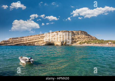 Matala Strand auf Kreta, Griechenland. Blick von den Felsen. Es gibt viele Höhlen in der Nähe des Strandes. Stockfoto