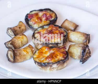 Home gebackene Pilzköpfe gefüllt mit Salami, Schinken, Knoblauch, Butter und Kräuter Stockfoto