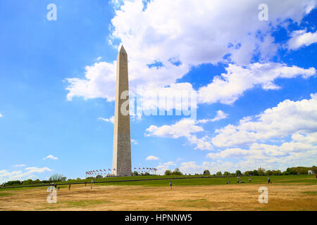 Washington DC, USA - 2. Mai 2015: Das Washington Monument auf der National Mall in Washington, D.C., mit blauem Himmel und Wolken. Stockfoto