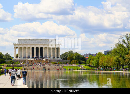 Washington DC, USA - 2. Mai 2015: Besucher nach vor dem Lincoln Memorial Reflecting Pool mit zwei Enten schwimmen drauf. Stockfoto