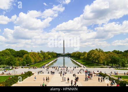 Washington DC, USA - 2. Mai 2015: Das Washington Monument vom Lincoln Memorial Reflecting Pool vor und viele Besucher gesehen. Stockfoto