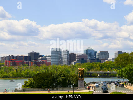 Washington DC, USA - 2. Mai 2015: Die Skyline von Rosslyn, Virgina, gesehen vom Lincoln Memorial. Stockfoto