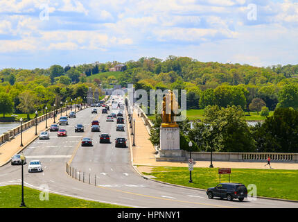 Washington DC, USA - 2. Mai 2015: The Arlington Memorial Bridge in Richtung Arlington National Cemetery, gesehen vom Lincoln Memorial. Stockfoto