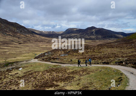 Drei Wanderer zu Fuß hinunter Remote Strath ein Eilich in Richtung Dalnashallag Schutzhütte auf dem Ost-Highland-Way in den schottischen Highlands, Schottland, Großbritannien. Stockfoto
