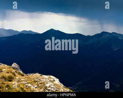 Gewitterhimmel über Berglandschaft in Fuente De in den Nationalpark Picos de Europa Kantabrien Nordspanien Stockfoto