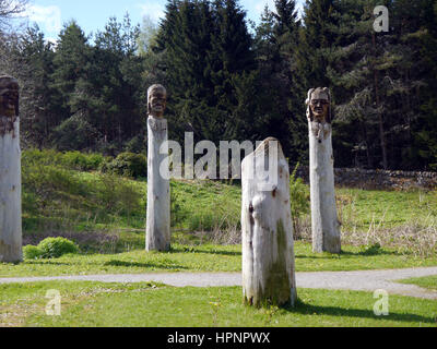 Holzskulpturen Baum genannt Dritten Welt von Frank Bruce Skulpturenweg, Inshriach Wald, Feshiebridge, Cairngorms National Park, Schottland. Stockfoto