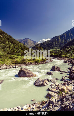 Schöne Himalaya inspirierende Landschaft. Suche und Berge und das Tal mit Wald und grüne Bäume. Annapurna Himal Range auf Annapurna Circuit Stockfoto