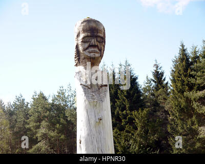 Holzskulptur Baum genannt Dritten Welt von Frank Bruce Skulpturenweg, Inshriach Wald, Feshiebridge, Cairngorms National Park, Schottland. Stockfoto