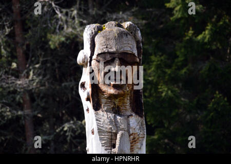 Holzskulptur Baum genannt Dritten Welt von Frank Bruce Skulpturenweg, Inshriach Wald, Feshiebridge, Cairngorms National Park, Schottland. Stockfoto