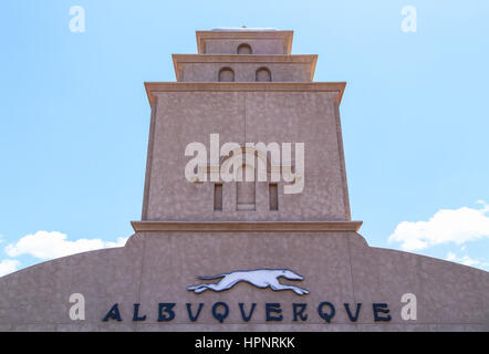 Albuquerque, USA - 24. Mai 2015: Logo der Greyhound Lines auf den Bau von Alvarado Transportation Center. Stockfoto